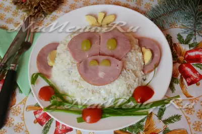 Традиционный новогодний салат «Оливье» в необычной подачек с 2016 году Обезьяны.