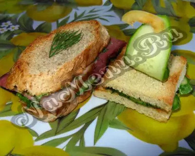 Мясной и овощной сэндвичи