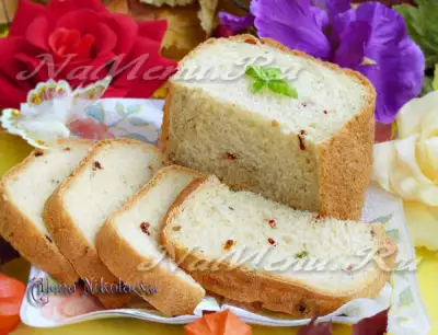 Белый хлеб с луком и паприкой