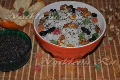 Рисовая кутья с орешками, изюмом и маком