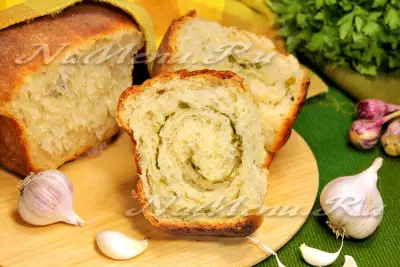 Хлеб с чесноком и зеленью