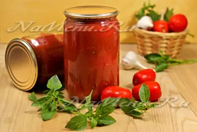 Помидоры с чесноком и базиликом в томатном соусе