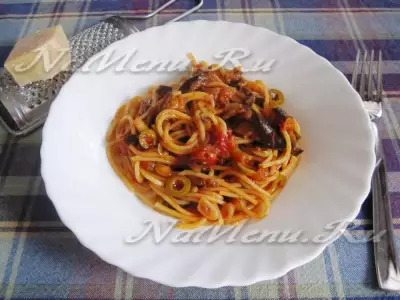 Спагетти с томатами, оливками и баклажаном