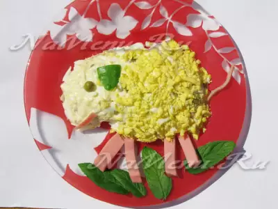 Новогодний салат "Оливье" с колбасой в виде барашка