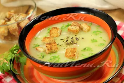 Картофельный суп-пюре со шкварками и гренками