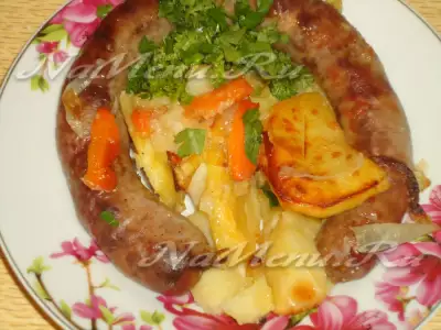 Домашняя колбаска с овощами в духовке
