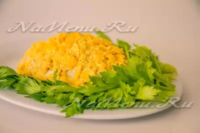 Пасхальный салат из рыбных консервов