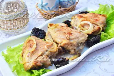 Бедра куриные с черносливом и луком в мультиварке