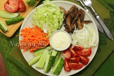 Салат eралаш с мясом и сырыми овощами