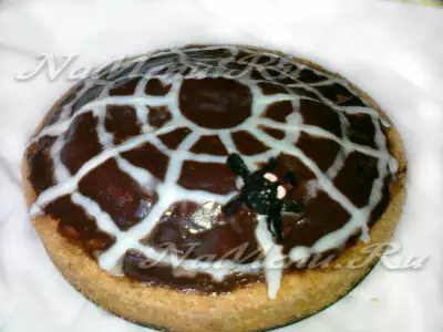 Торт на Хэллоуин "Паутинка" с фруктами и шоколадной глазурью
