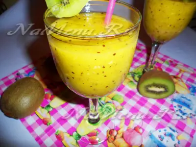 Тропический коктейль из манго, киви с ананасовым соком