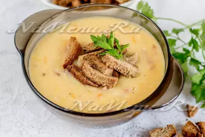 Гороховый суп с копченой колбасой и ржаными сухариками