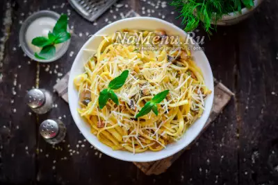 Спагетти карбонара со сливками, беконом и грибами