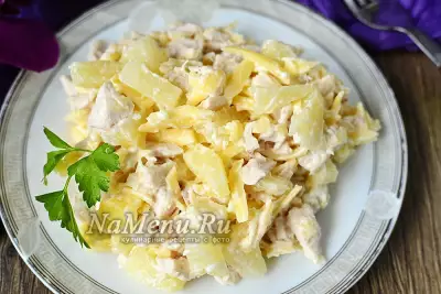 Салат "Женский каприз" из курицы с ананасами