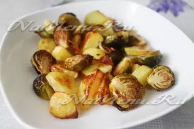 Брюссельская капуста в духовке с ветчиной и картофелем