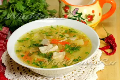 Куриный суп с овощами и домашней лапшой
