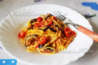 Спагетти алла китарра с тунцом баклажаном и помидорками черри