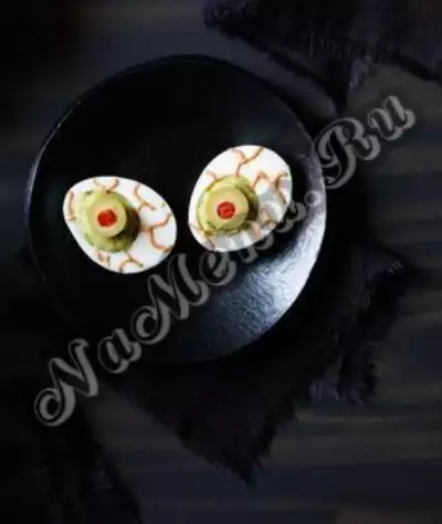 Фаршированные яйца к Хэллоуину "Глазные яблоки"