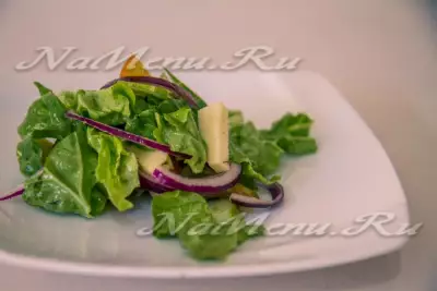 Салат с сыром моцарелла и свежими овощами