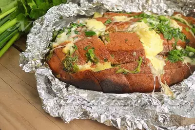 Хрустящий хлеб с сыром и зеленью на мангале