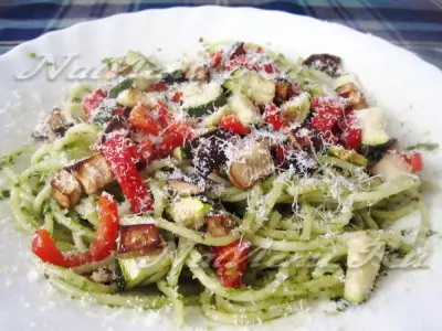 Спагетти с песто и овощами-гриль