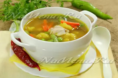 Суп на курином бульоне с цветной капустой и карри