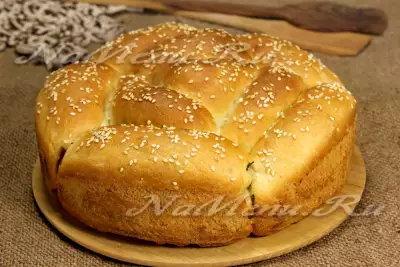 Домашний хлеб с мягким сыром и кунжутом