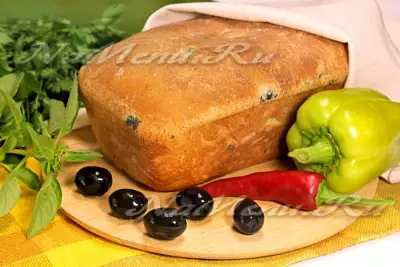 Итальянский хлеб с маслинами и базиликом