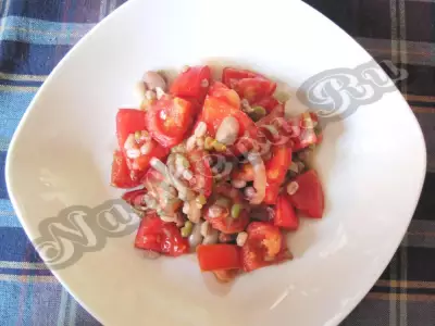 Теплый средиземноморский салат из смеси бобовых