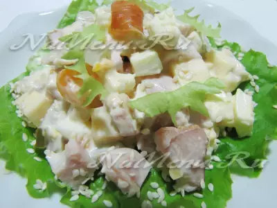 Салат с копченой курицей и сыром "Наслаждение"