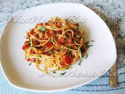 Спагетти с помидорами и тунцом