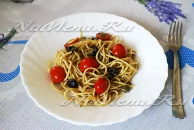 Спагетти с песто, маслинами и помидорами черри