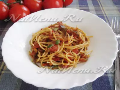 Спагетти в томатном соусе с баклажаном и скумбрией