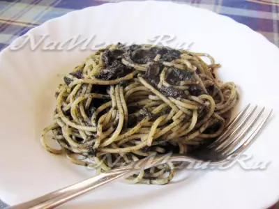 Спагетти с чернилами каракатицы, помидорами и тунцом