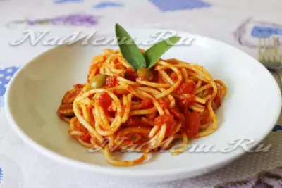 Спагетти  в томатном соусе с оливками и анчоусами