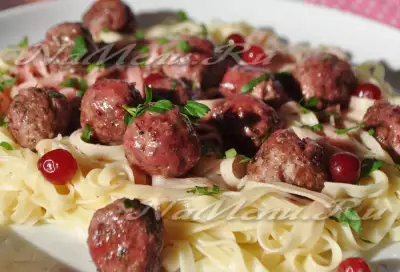 Спагетти с фрикадельками в клюквенном соусе