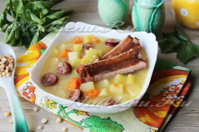 Гороховый суп с баварскими колбасками и копчеными ребрами в мультиварке