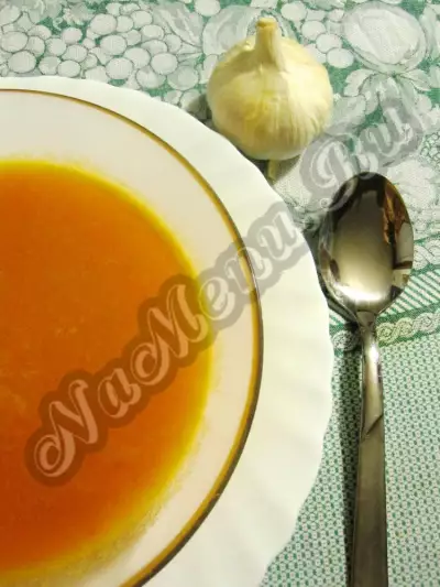 Крем-суп из печеного чеснока с томатами