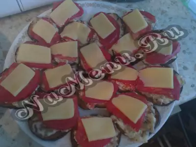 Баклажаны с жареным луком и сыром