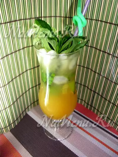 Алкогольный коктейль с персиковым соком пинчер
