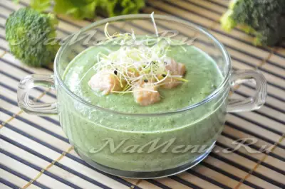 Зеленый крем-суп с лососем