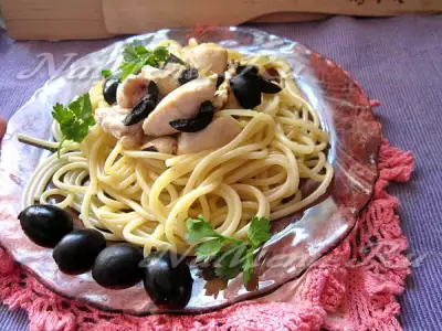 Спагетти с куриным филе и маслинами