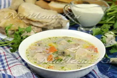 Сливочный суп с курицей, грибами и овощами
