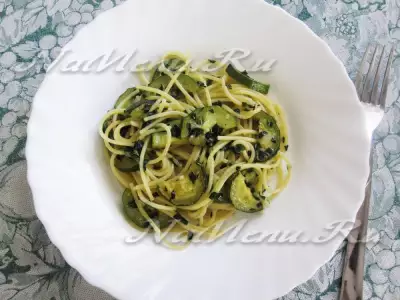 Спагетти со шпинатом, цукини и чесноком