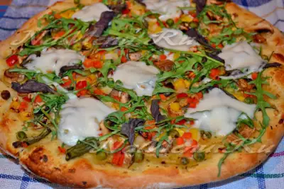 Вегетарианская пицца с овощной начинкой