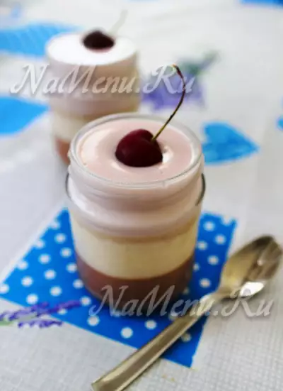 Трехслойный десерт из йогурта