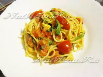 Спагетти с соусом из помидор и руколлы