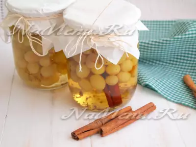 Консервированный виноград с корицей, анисом и гвоздикой в сладком сиропе