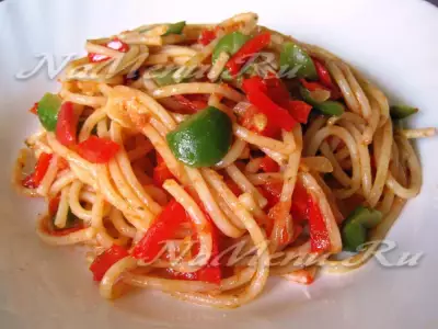 Спагетти по-итальянски с перцем, оливками и анчоусами