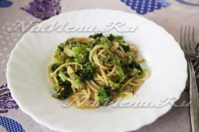 Спагетти с тунцом и брокколи